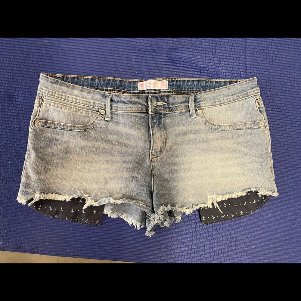 Distressed jean shorts with show pockets